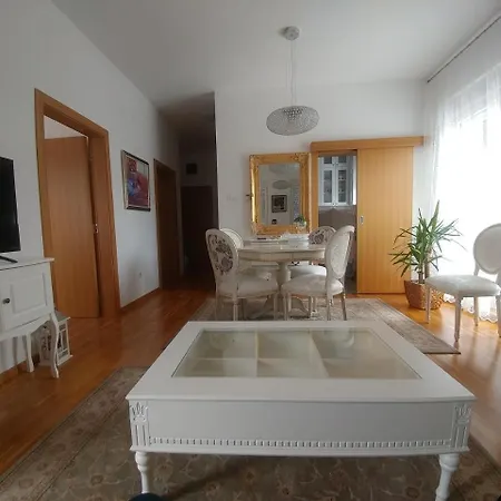 Jc10 3 Bedroom, Free Parking, 73sqm * Novi Sad